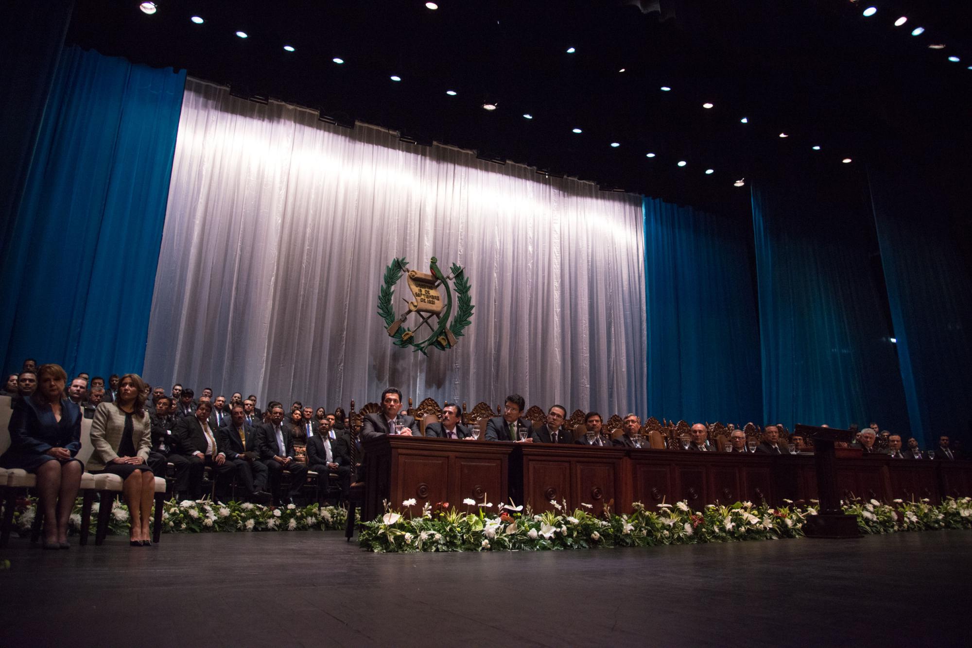 Fotografía de la ceremonia de investidura de Jimmy Morales como presidente de Guatemala hoy, jueves 14 de enero de 2016, en el Teatro Nacional de Guatemala en Ciudad de Guatemala (Guatemala).