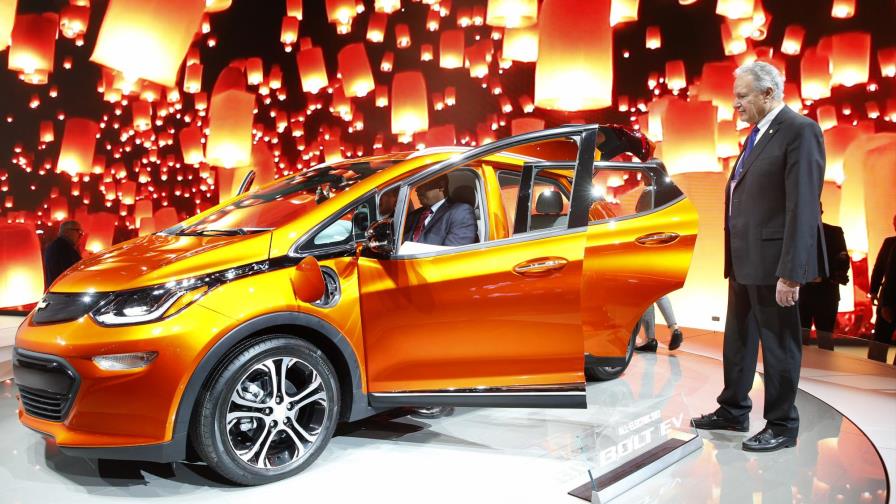 Fabricantes de automóviles toman dos rutas hacia el Salón del Automóvil de Detroit