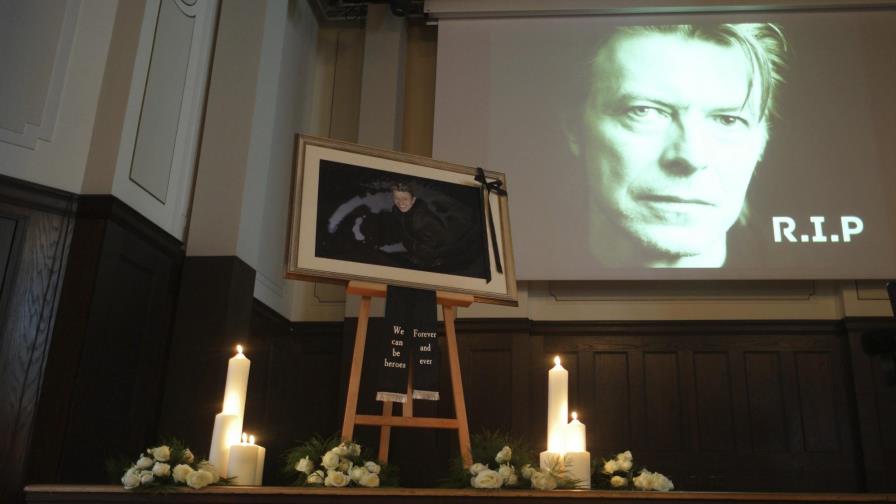 Cientos de fans despiden a Bowie en Berlín, ciudad del emblemático “Heroes”