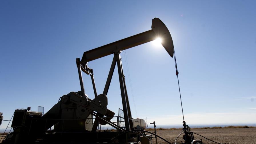 El petróleo cierra por debajo de 30 dólares, por primera vez en más de una década