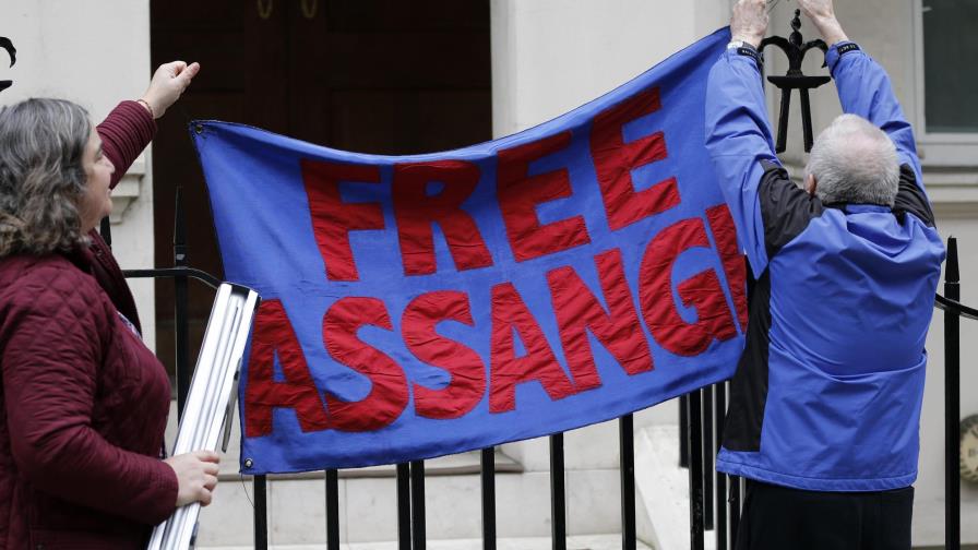 Ecuador autoriza interrogar a Assange en embajada en Londres 