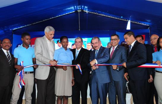 Presidente Danilo Medina inaugura liceo de 28 aulas en San Cristóbal