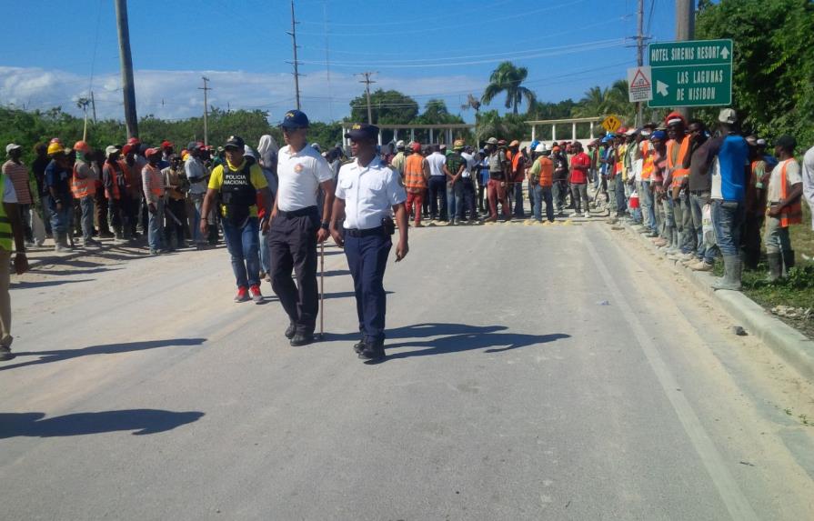 Haitianos bloquean tránsito en Uvero Alto en protesta por muerte de compatriota