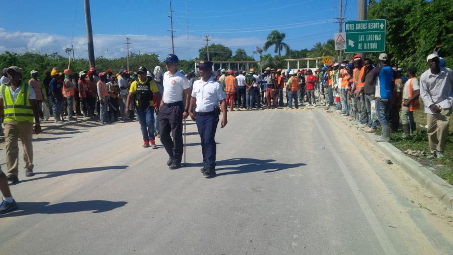 Haitianos bloquean tránsito en Uvero Alto en protesta por muerte de compatriota