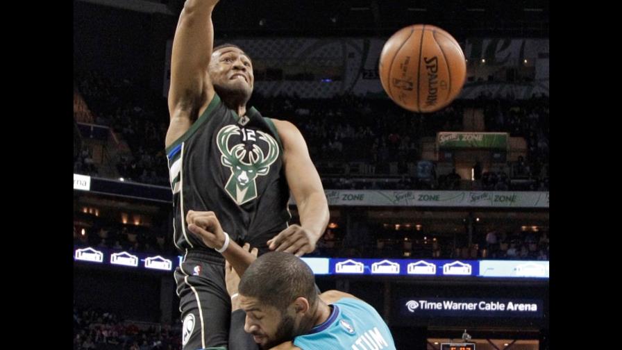 Middleton brilla y Bucks vencen 105-92 a Hornets 