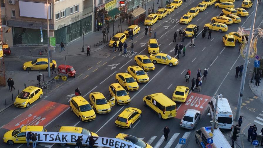 Uber llega a Budapest y taxistas se manifiestan en su contra Uber llega a Budapest y taxistas se manifiestan en su contra
