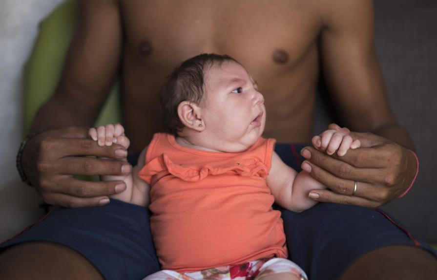 Jamaica también aconseja a las mujeres retrasar embarazos por zika, para evitar malformaciones