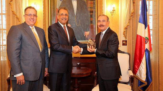 Danilo Medina recibe premio de Latin Finance por operación recompra Petrocaribe