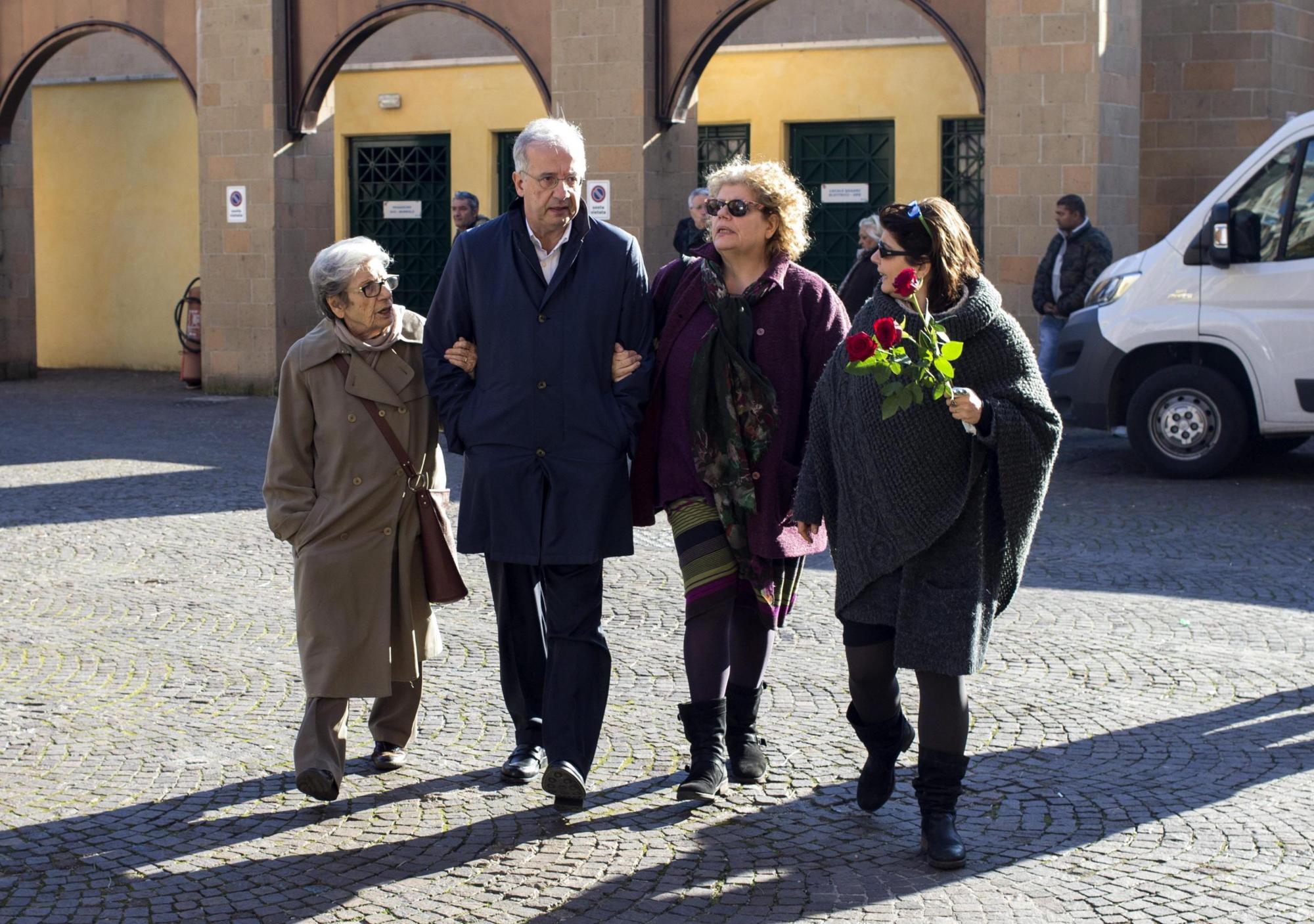 El exalcalde de Roma Walter Veltroni (c) camina junto a la viuda de Ettore Scola (i), Gigliola, y sus hijas Silvia (d) y Paola (2-d) durante el funeral del cineasta celebrado en Roma (Italia) hoy, 20 de enero de 2016. 