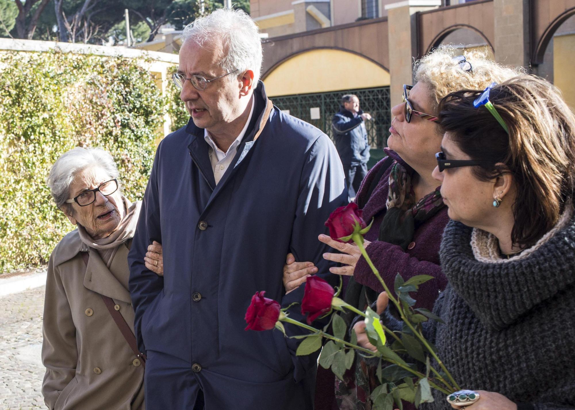  El director de cine y guionista italiano Ettore Scola, realizador de películas como Una giornata particolare y La Famiglia, falleció ayer en Roma a los 84 años.