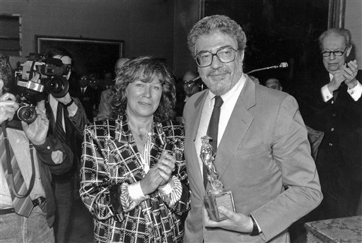  El director de cine italiano Ettore Scola, derecha, recibe el premio Donatello de la cineasta alemana Margaretha von Trotta en Roma por la película The Family de Scola, en esta fotografía de archivo del 29 de abril de 1987.  