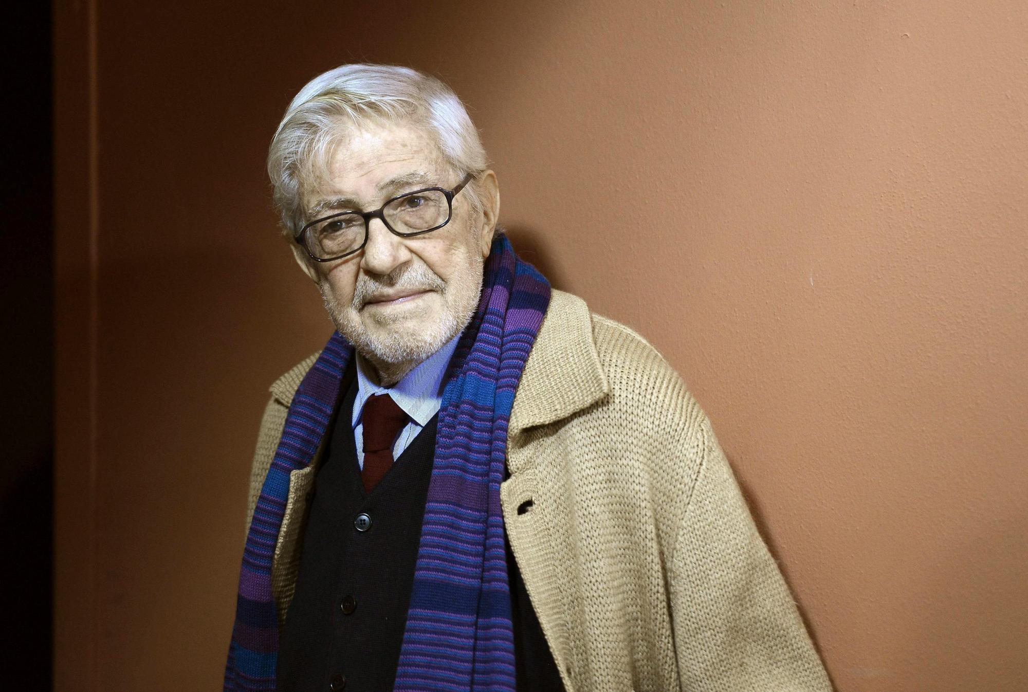 Fotografía de archivo tomada el 18 de octubre de 2015 que muestra al director italiano Ettore Scola durante la presentación de Ridendo e Scherzando en la décima edición del Festival de Cine de Roma.