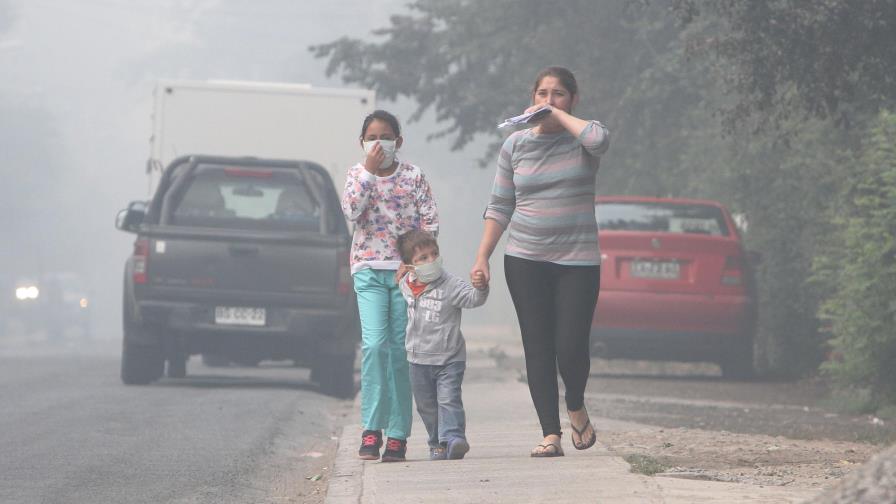 Aseguran que el 30 % de incendio en basurero de Santiago de Chile está controlado