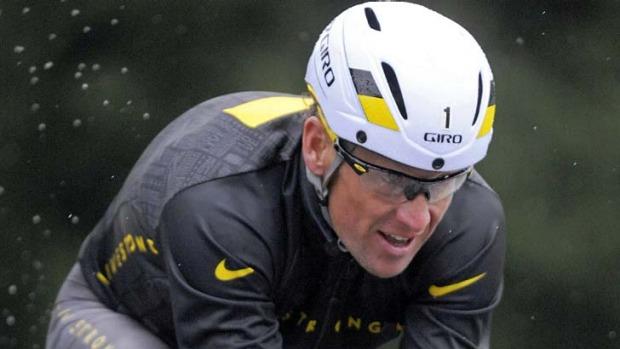 Renuncia directora de la fundadción de Lance Armstrong