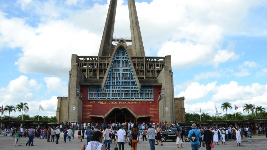 Miles de católicos acuden hoy a eucaristía en Basílica de Higüey Miles de católicos acuden hoy a eucaristía en Basílica de Higüey
