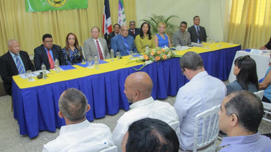 Taxistas contemplan rebaja de tarifas 