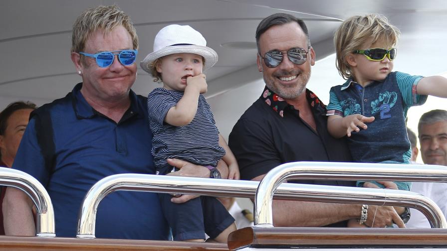  Elton John dará menos conciertos en el futuro para centrarse en su familia