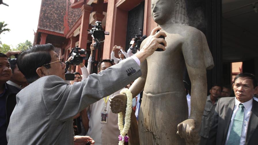 Francia devuelve a Camboya cabeza de una estatua expoliada hace 130 años Francia devuelve a Camboya cabeza de una estatua expoliada hace 130 años