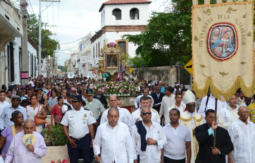 Cientos participan de la peregrinación de La Altagracia por la Ciudad Colonial