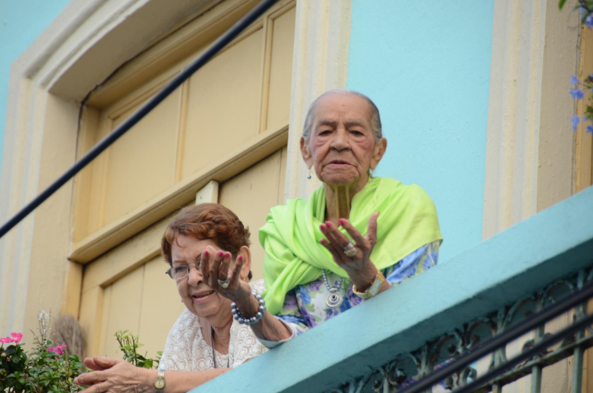 En los balcones, también hubo devotos venerando la virgen