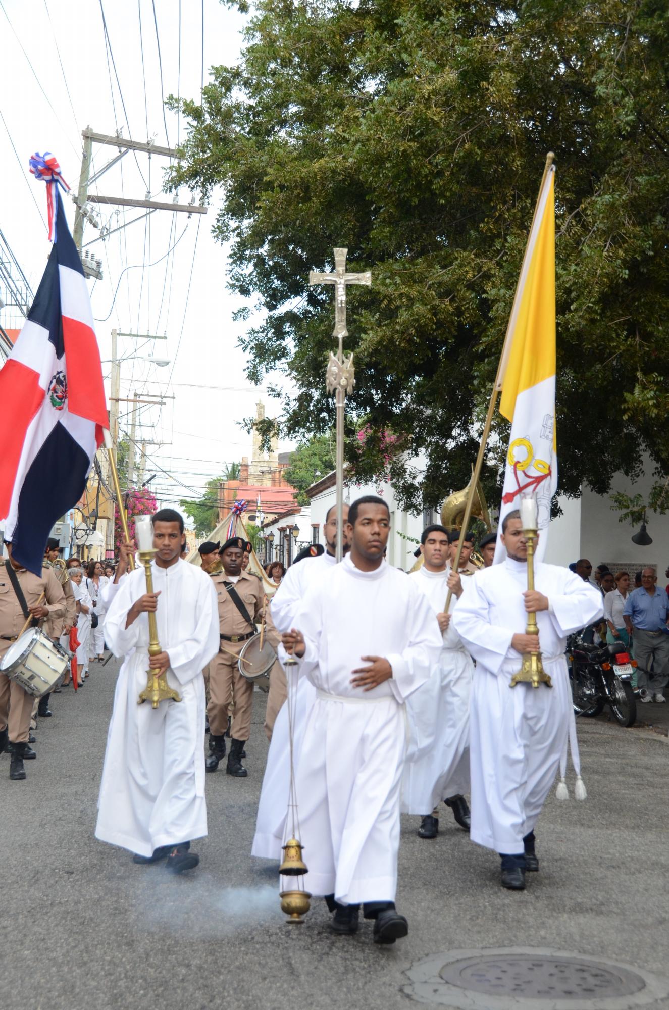 Las banderas, dominicana y del Vaticano, iban a ambos lados, delante de la procesión