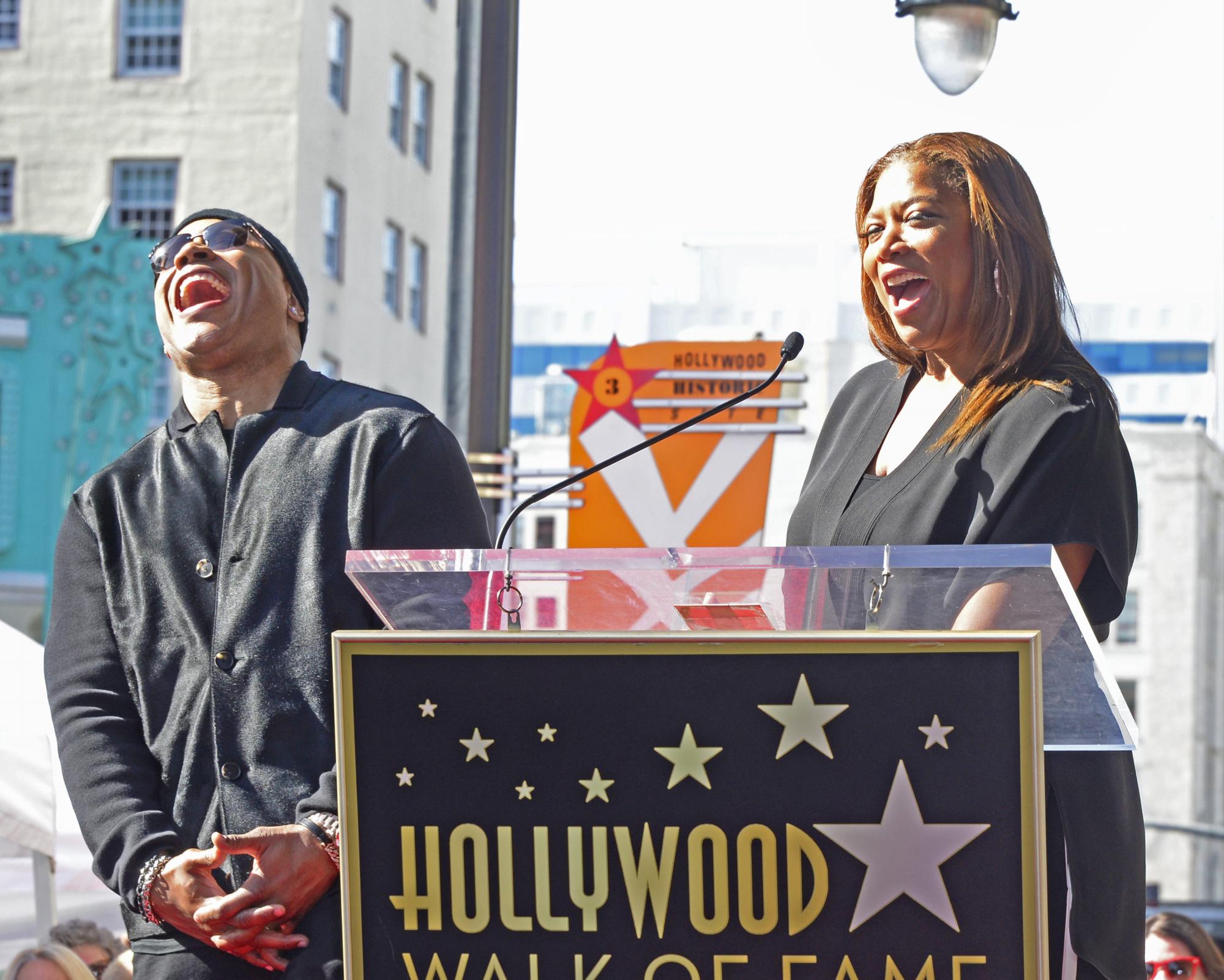  La actriz y cantante estadounidense Queen Latifah (d) habla durante la entrega de una estrella al actor y cantante estadounidense LL Cool J hoy, jueves 21 de enero de 2016, en el Paseo de la Fama de Hollywood, California.