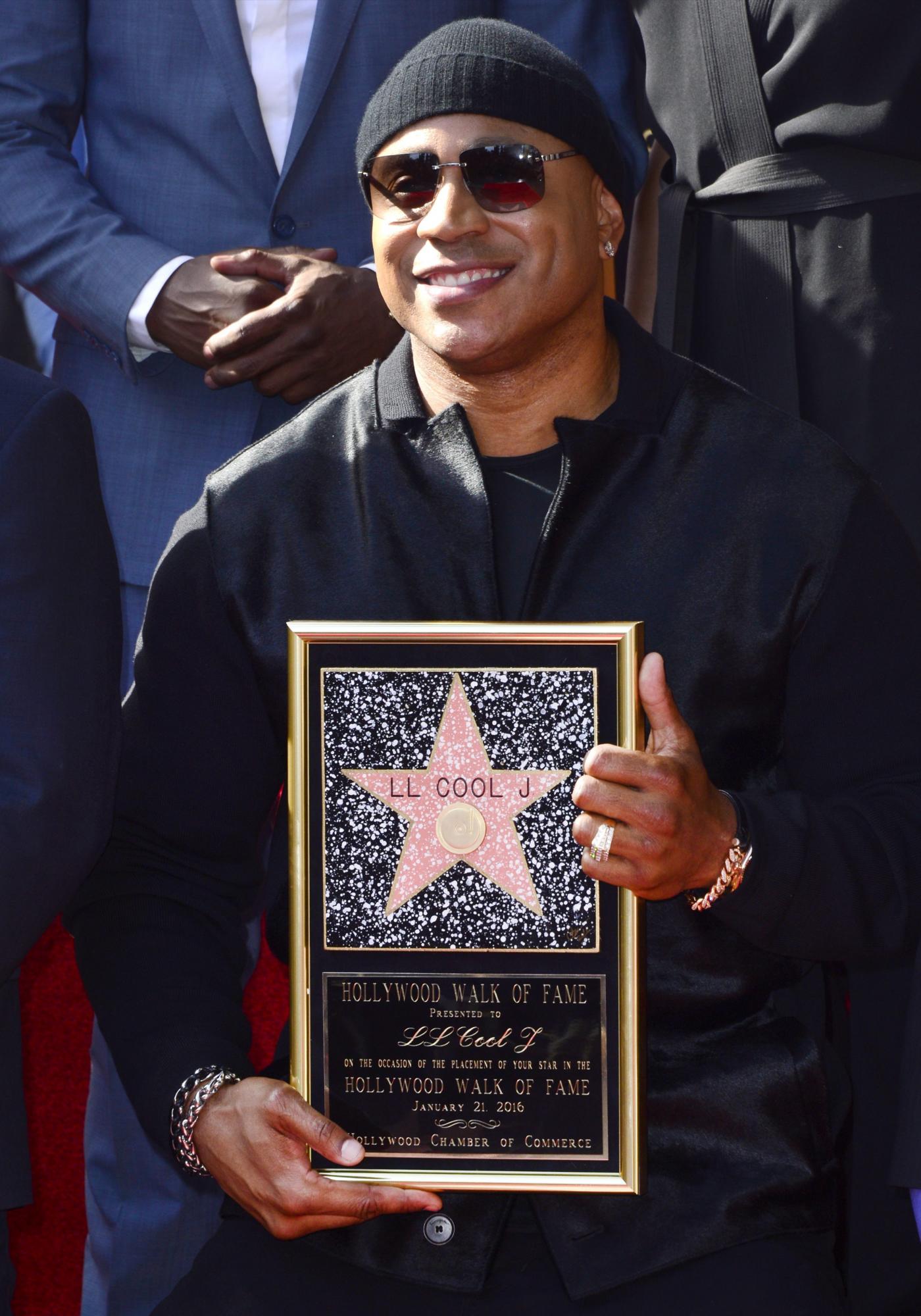  El actor y cantante estadounidense LL Cool J posa hoy, durante la entrega de su estrella en el Paseo de la Fama de Hollywood, California (Estados Unidos). LL Cool J recibió la estrella número 2.571 que se ha entregado en la categoría Grabación.
