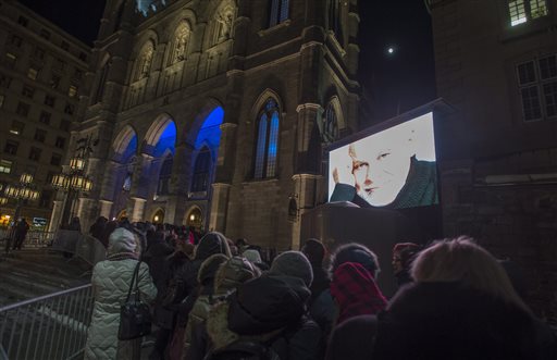 Personas en fila para despedir al esposo de la cantante canadiense
