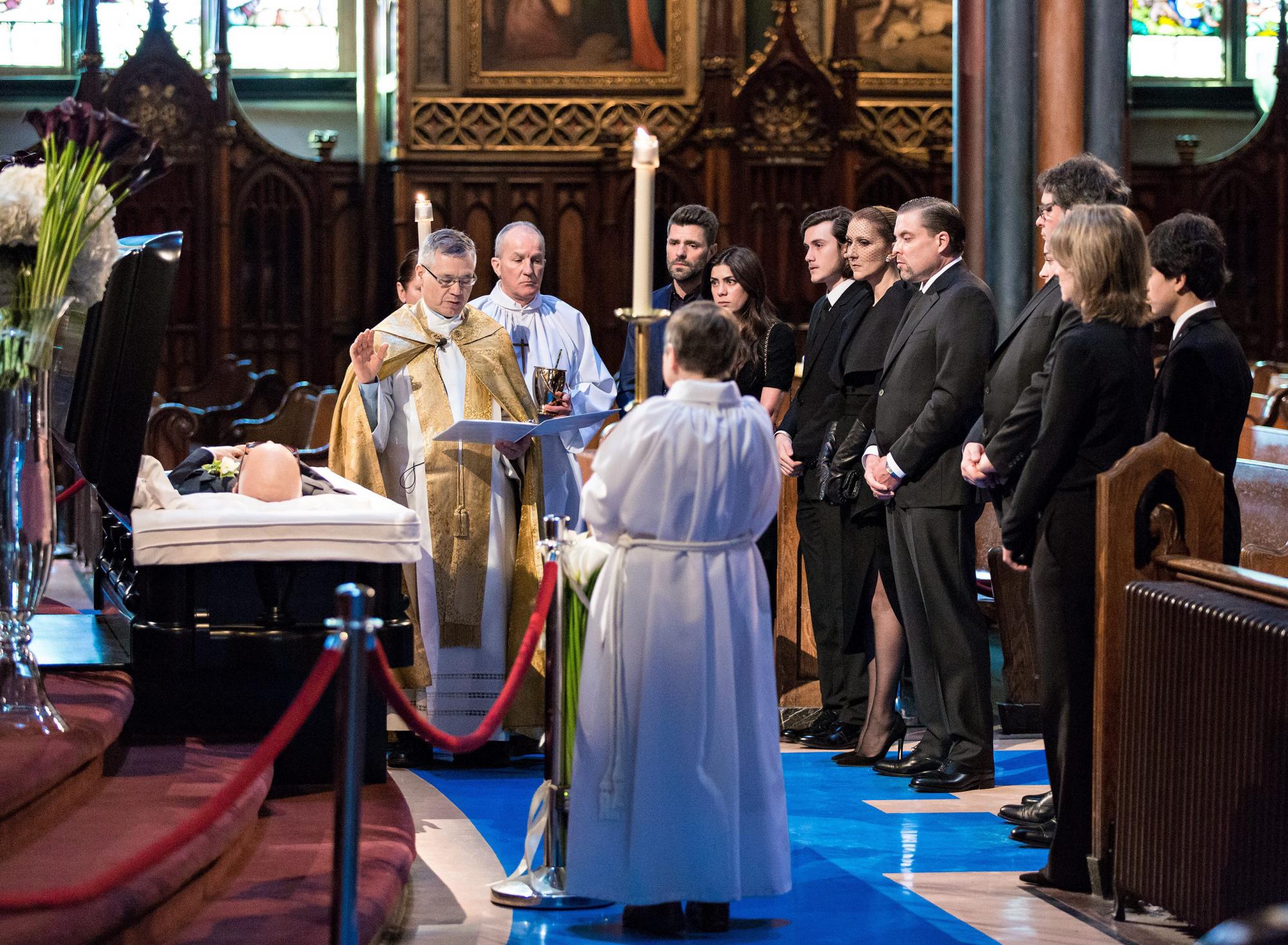 La cantante canadiense Celine Dion (5d) asiste al funeral de su esposo, Rene Angelil, en la Basílica de Notre-Dame en Montreal (Canadá). Angelil murió a los 73 años debido a un cáncer. 