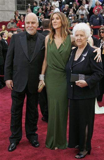 ARCHIVO – Celine Dion, centro, llega con su esposo Rene Charles Angelil, izquierda, y su madre Therese Dion para la 79ª entrega de los premios de la Academia en Los Angeles en una fotografía de archivo del 25 de febrero de 2007. 