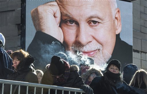 Personas en la basílica de Notre-Dame
