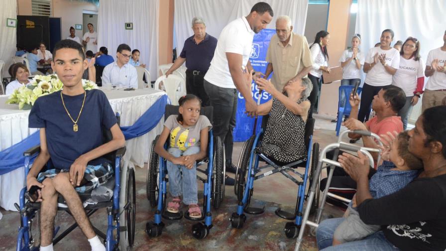 Nelson Cruz apoya su comunidad en salud, educación, seguridad y en el deporte