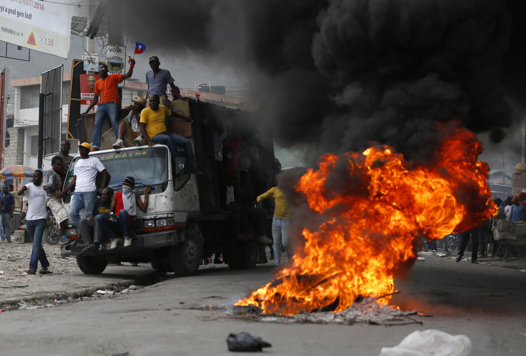 Manifestantes marchan hacia la oficina electoral hoy, viernes 22 de enero de 2016, en Puerto Príncipe.