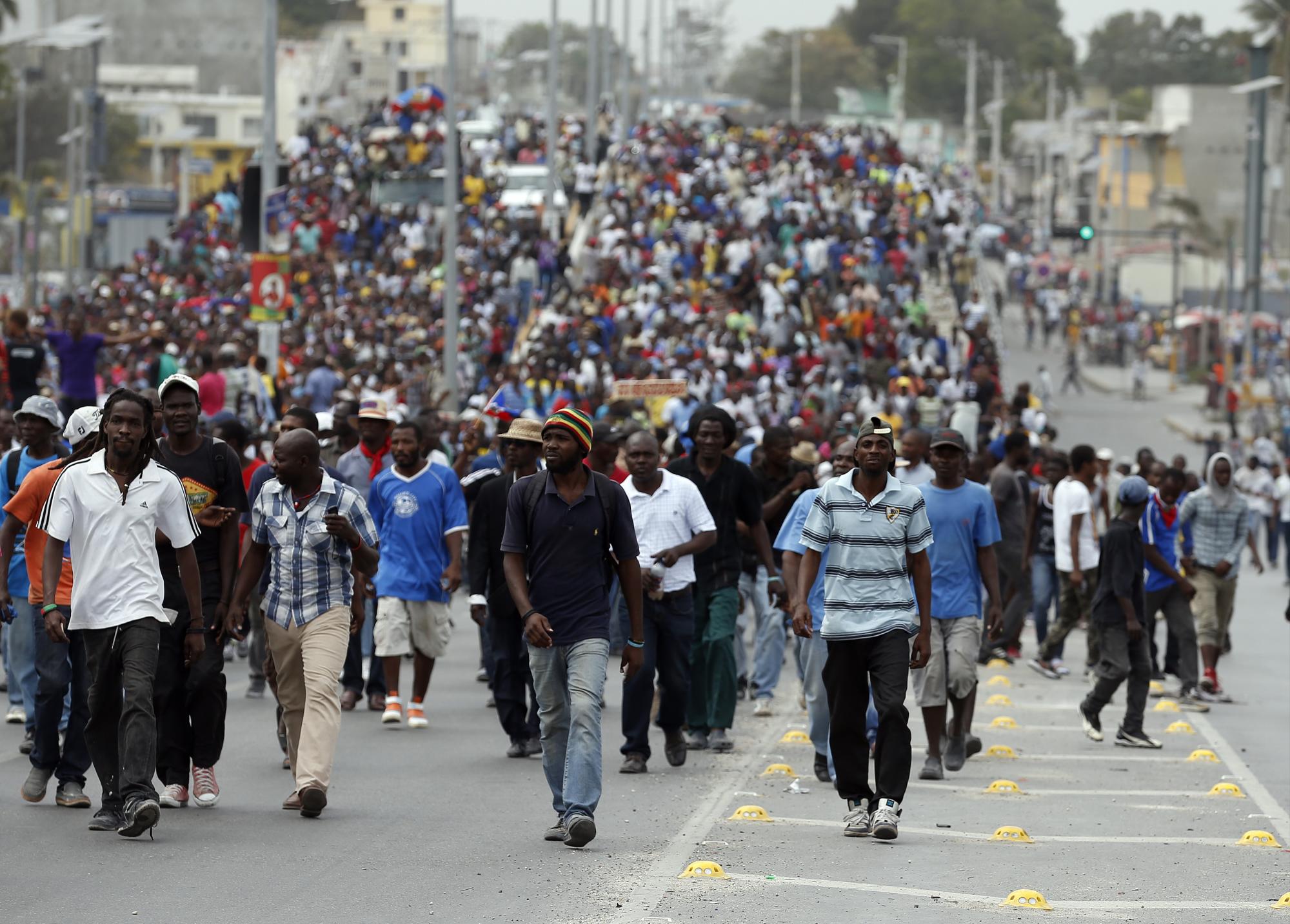Personas participan de la marcha organizada por la oposición hoy viernes 22 de enero de 2016, en Puerto Príncipe.