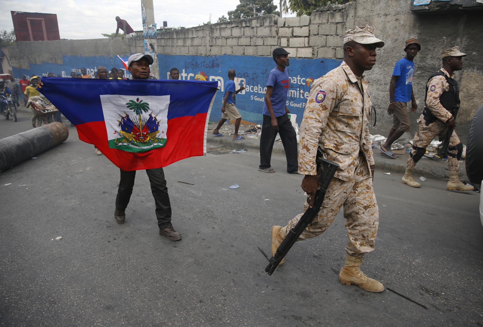 Manifestantes marchan hoy, viernes 22 de enero de 2016, en Puerto Príncipe.