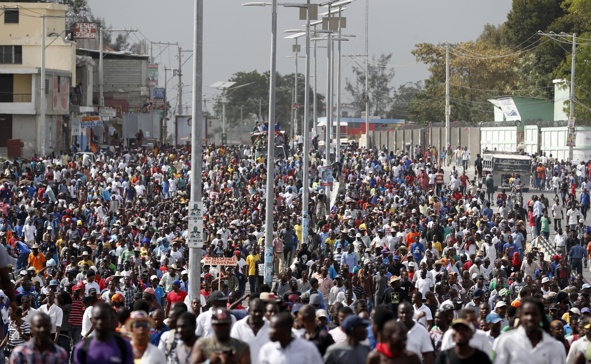 Personas participan de la marcha organizada por la oposición el viernes 22 de enero de 2016, en Puerto Príncipe (Haití).