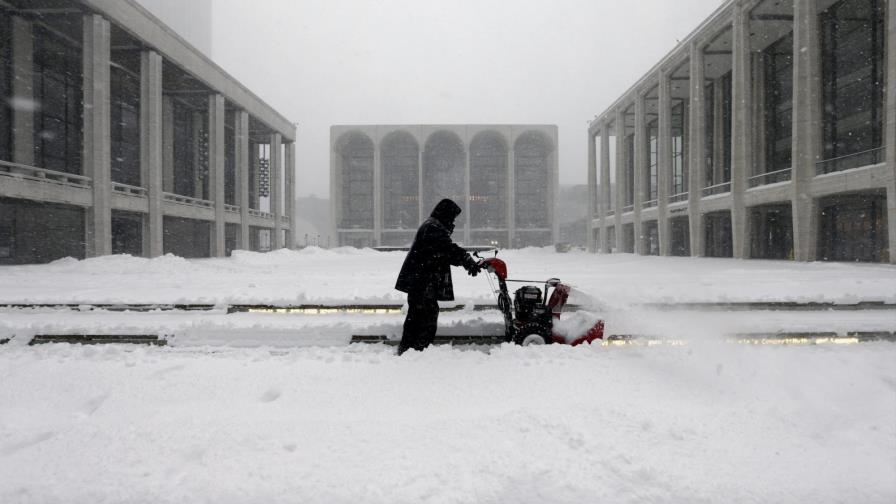 Prohíben tránsito de vehículos en la ciudad de Nueva York por tormenta de nieve Prohíben tránsito de vehículos en la ciudad de Nueva York por tormenta de nieve
