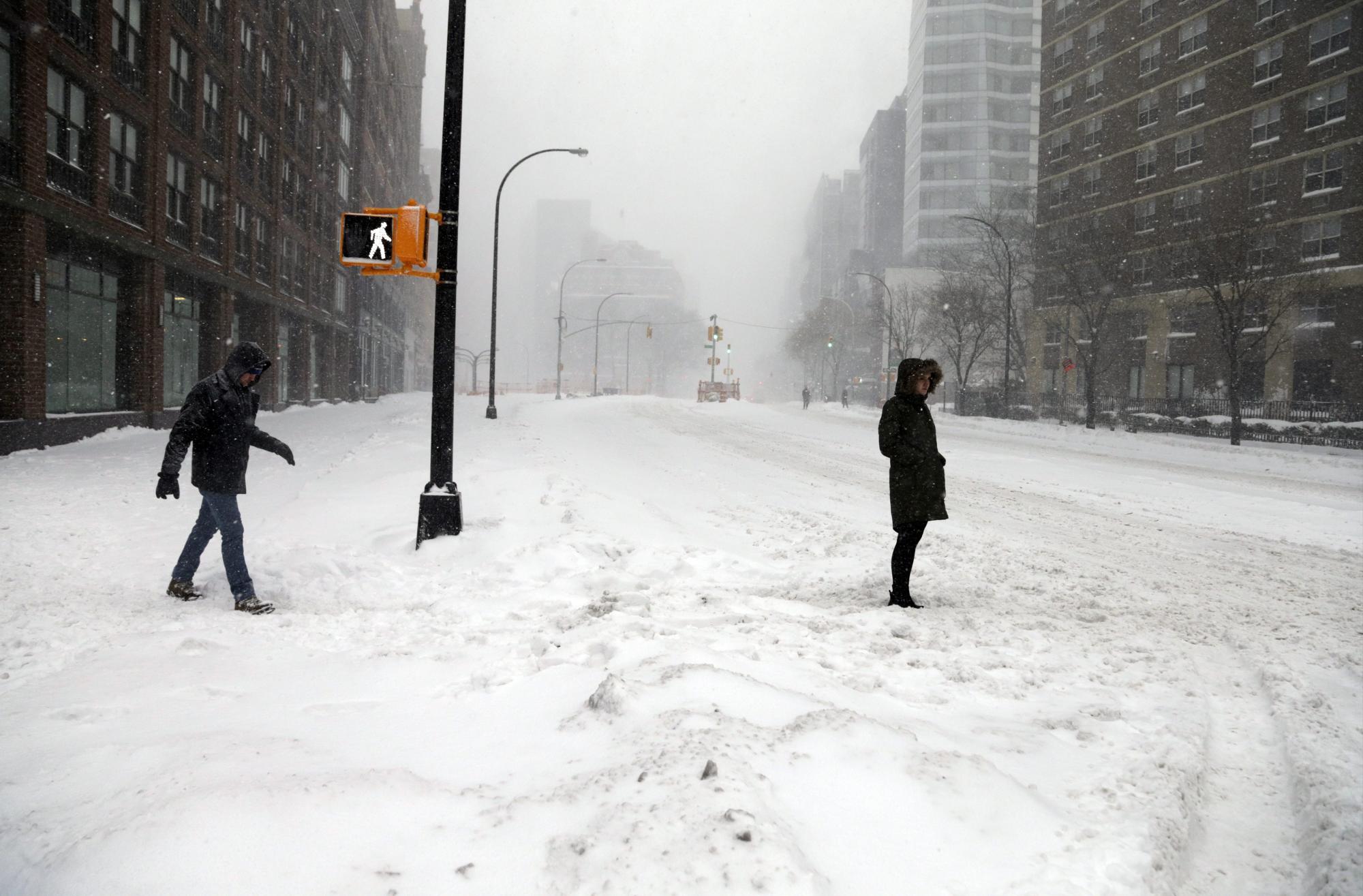 Dos personas caminan sobre la nieve que cubre a Manhattan durante la gran tormenta de invierno en Nueva York, Nueva York, EE.UU., el 23 de enero de 2016.