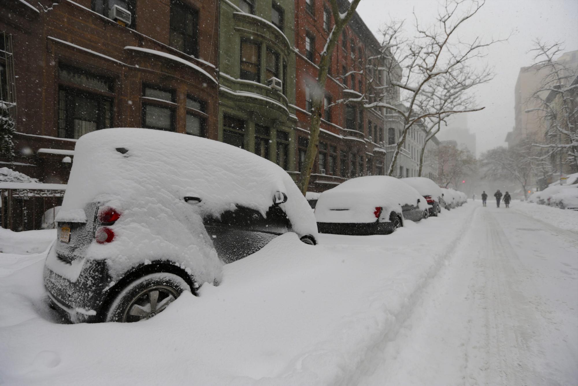 La nieve se amontonó alto sobre los vehículos aparcados sobre la 71 Calle de Oeste durante la primera tormenta principal de invierno en Nueva York, Nueva York, EE.UU., el 23 de enero de 2016.