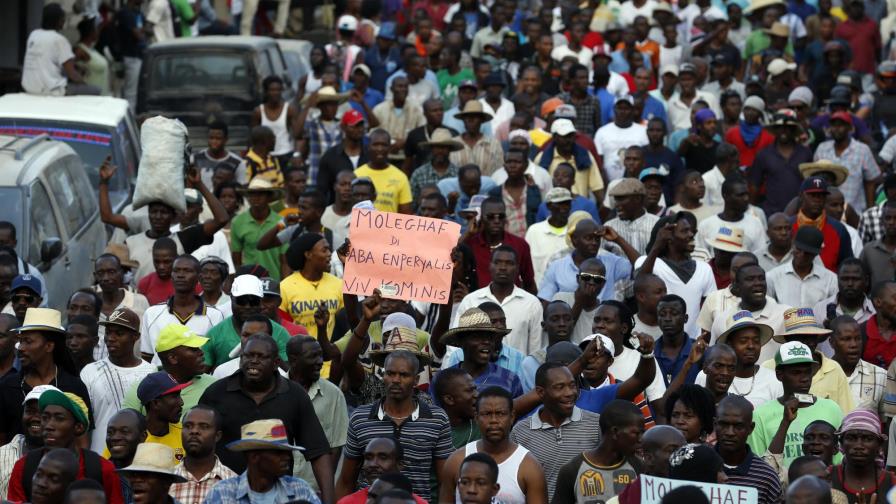 Miles de personas marchan en Haití exigiendo la renuncia de Martelly