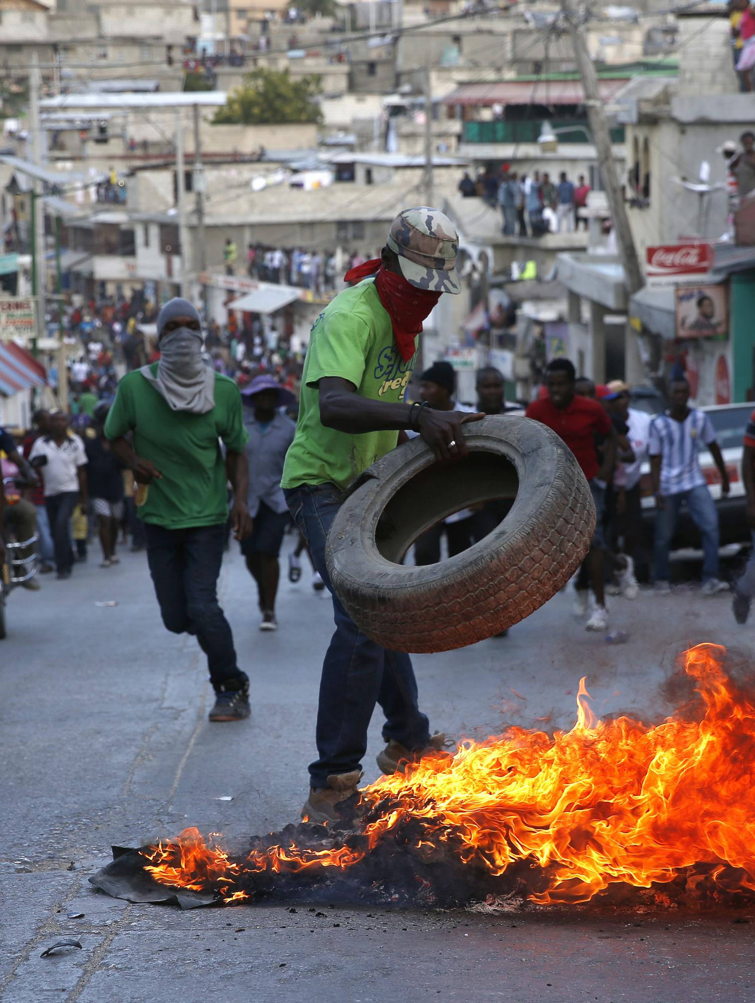 Miembros de la oposición marcharon hasta el Palacio Nacional donde se enfrentaron con la policía hoy, sábado 23 de enero de 2016, en Puerto Príncipe (Haití). Miles de personas se manifestaron hoy en las calles de Puerto Príncipe para exigir la renuncia del presidente haitiano, Michel Martelly, solo un día después de que el Consejo Electoral Provisional (CEP) aplazara de manera indefinida la celebración de la segunda vuelta de las elecciones presidenciales.. 