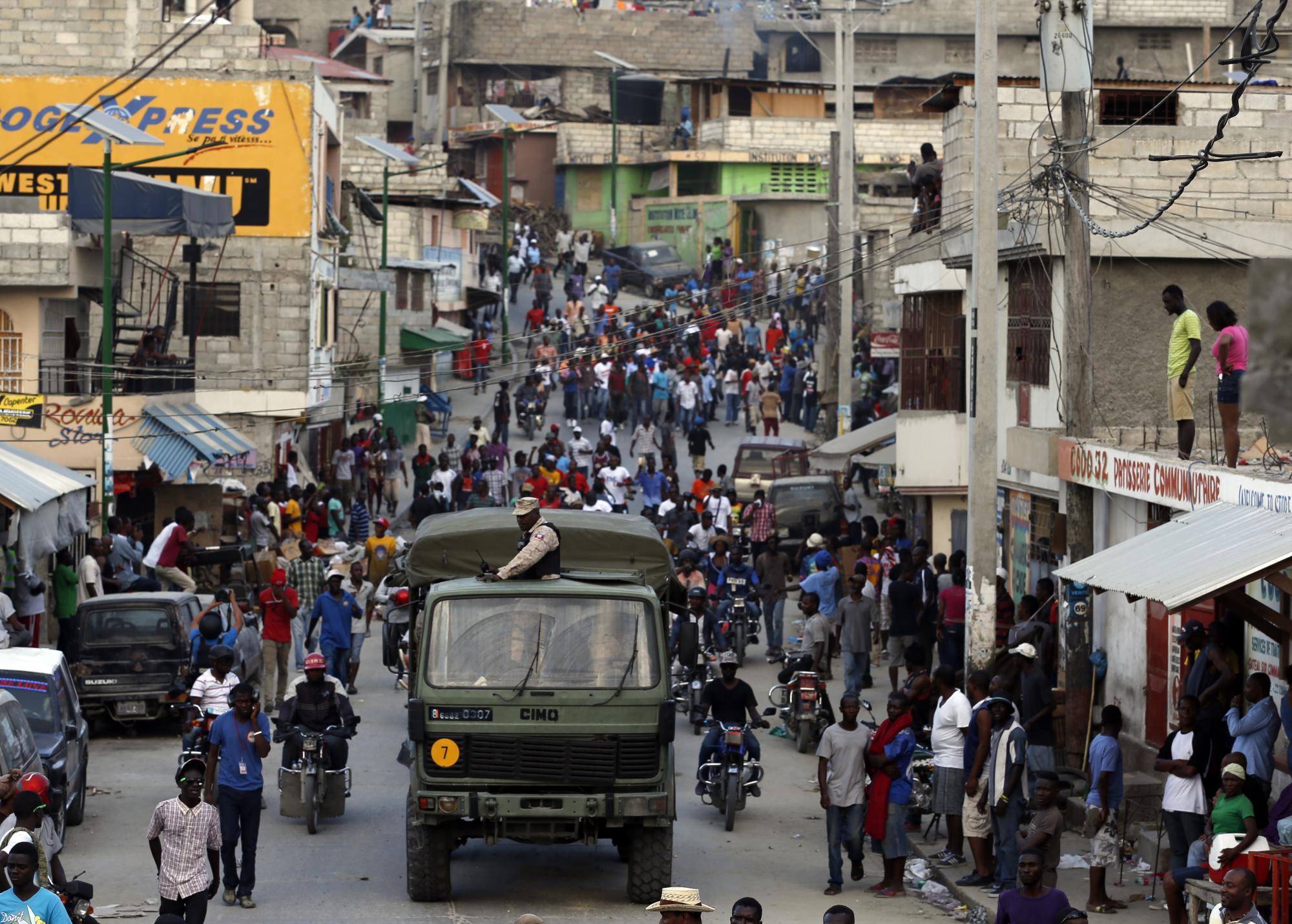 Miembros de la oposición marcharon hasta el Palacio Nacional donde se enfrentaron con la policía hoy, sábado 23 de enero de 2016, en Puerto Príncipe (Haití)..