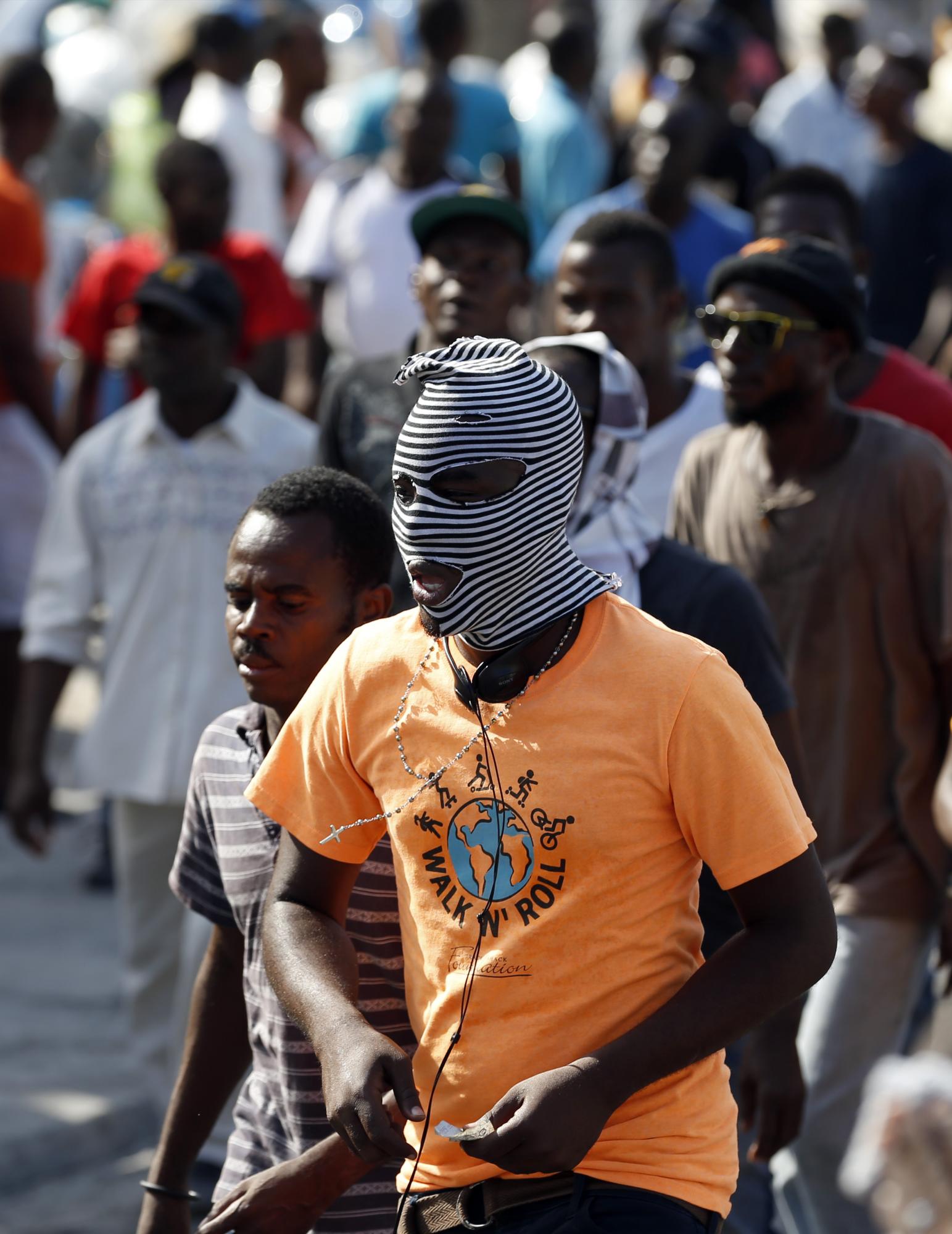  Miembros de la oposición marcharon hasta el Palacio Nacional donde se enfrentaron con la policía hoy, sábado 23 de enero de 2016, en Puerto Príncipe (Haití).  