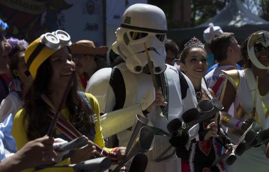  Héroes y no tan héroes se unen para combatir el verano en el Carnaval de Río de Janeiro