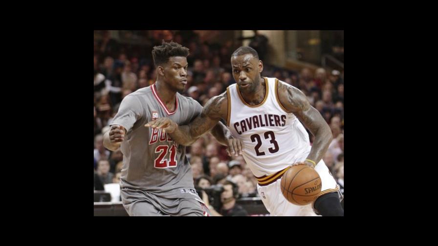 Los Cavs de LeBron pierden en estreno de nuevo coach