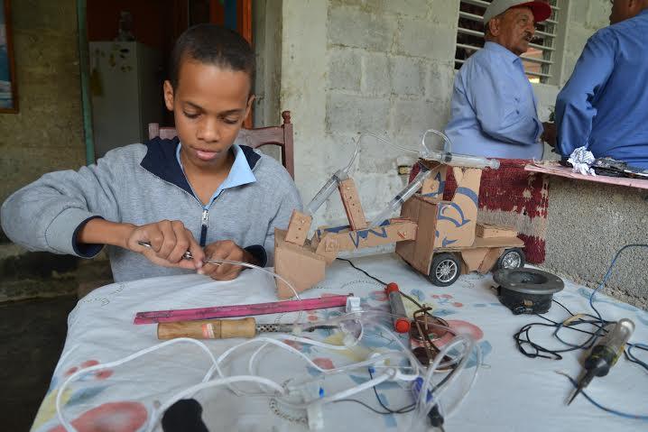Jasuel: el estudiante que construye robots con material reciclado 