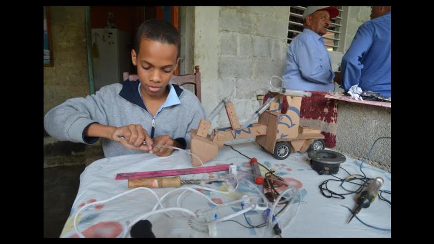 Jasuel: el estudiante que construye robots con material reciclado 