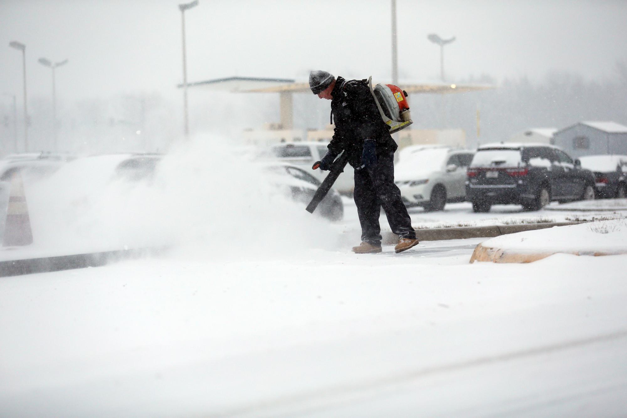 Una decena de personas han muerto en la gran tormenta de nieve que azota el este de Estados Unidos. 