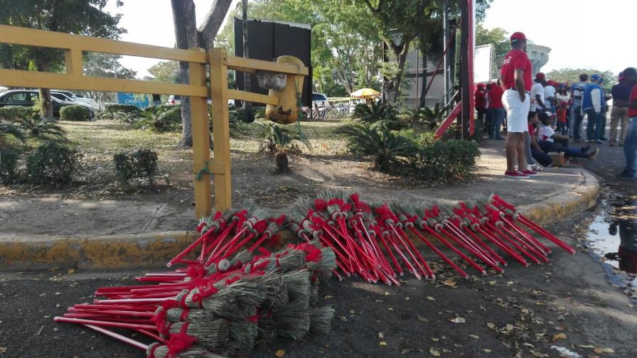 Seguridad del Estadio Quisqueya impide que entren escobas rojas previo al quinto encuentro de la final de béisbol