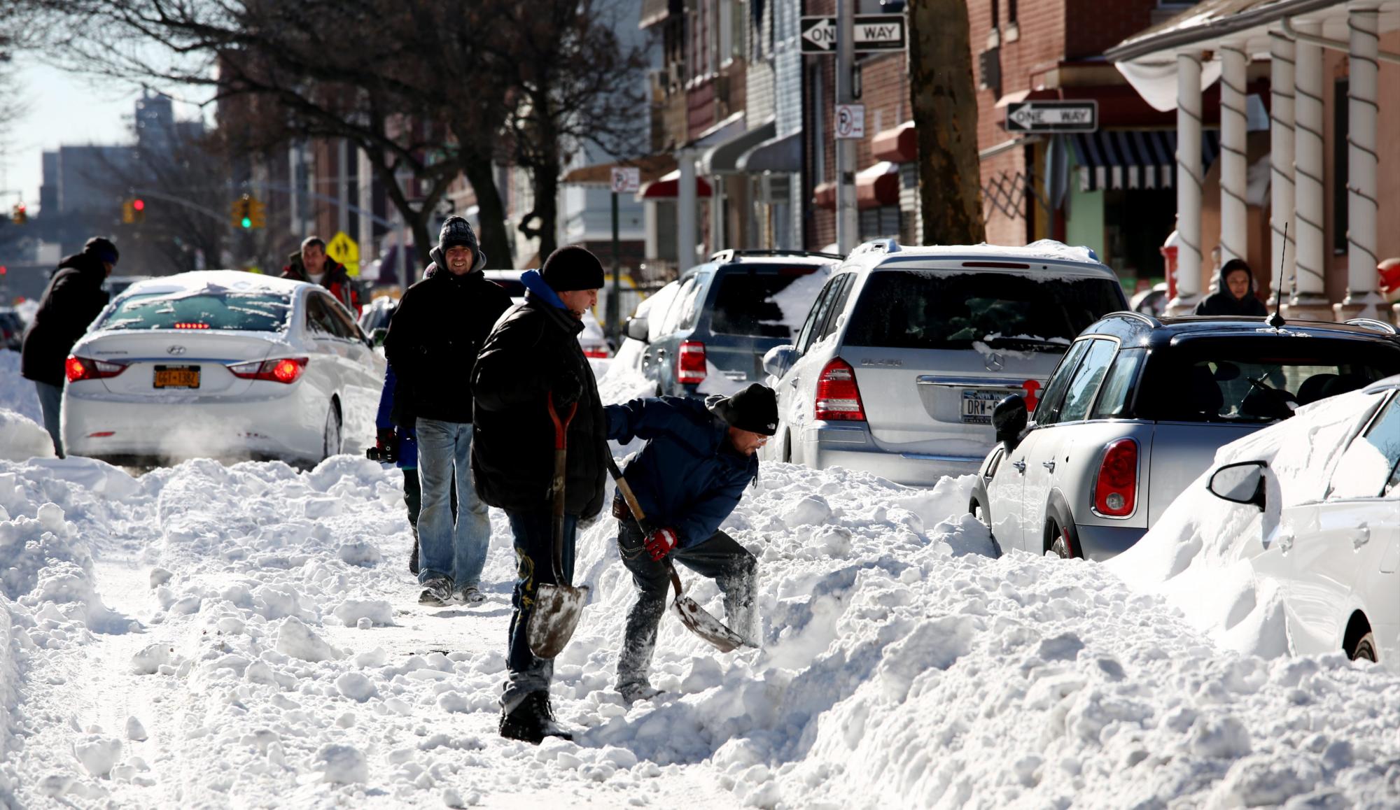 Personas trabajan en las calles para despejar la nieve acumulada, en Brooklyn, New York. 
